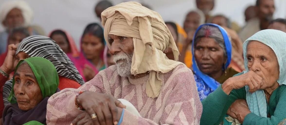 Индия - страна жесткого отношения к людям. Если тебя объявили изгоем - это навсегда. 