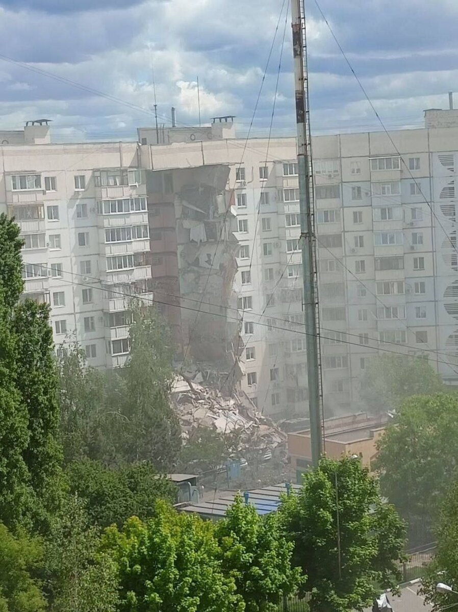 В Белгороде снаряд ВСУ попал в многоэтажный дом. Фото: соцсети