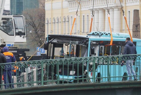    Пассажирский автобус упал в реку Мойку в Санкт-Петербурге