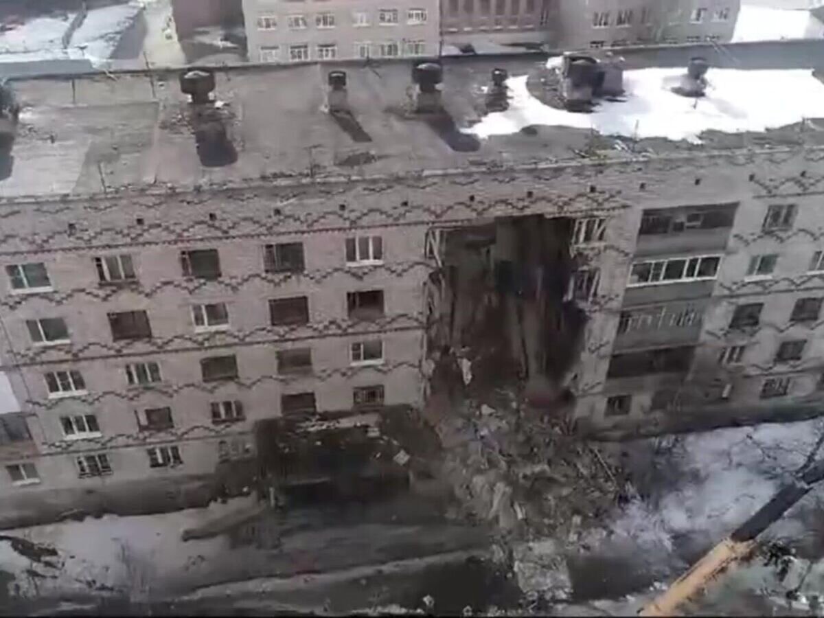    Обрушение подъезда пятиэтажного кирпичного дома в городе Печора республики Коми© МЧС РФ