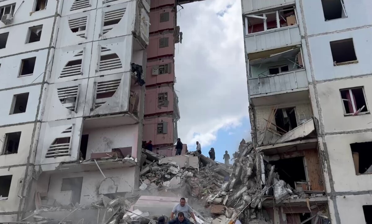 Дом рухнул после прилета ракеты. Фото: скриншот видео в телеграм-канале "Настоящий Гладков".