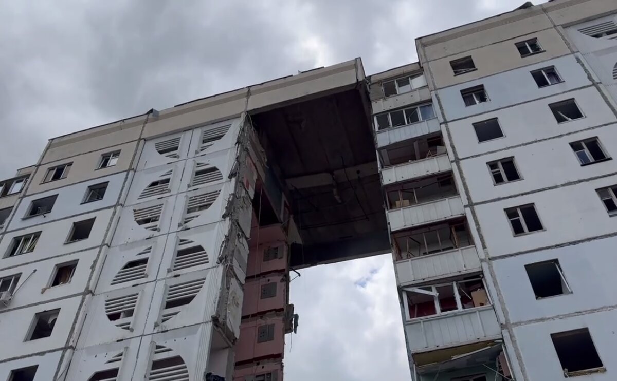 Уцелела только крыша, но и ее вскоре "сложило". Под завалами оказались спасатели. Фото: скриншот видео в телеграм-канале "Настоящий Гладков".