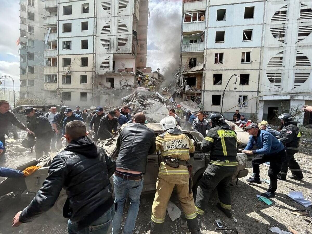    Спасатели МЧС РФ на месте обрушения подъезда в жилом доме в Белгороде© РИА Новости