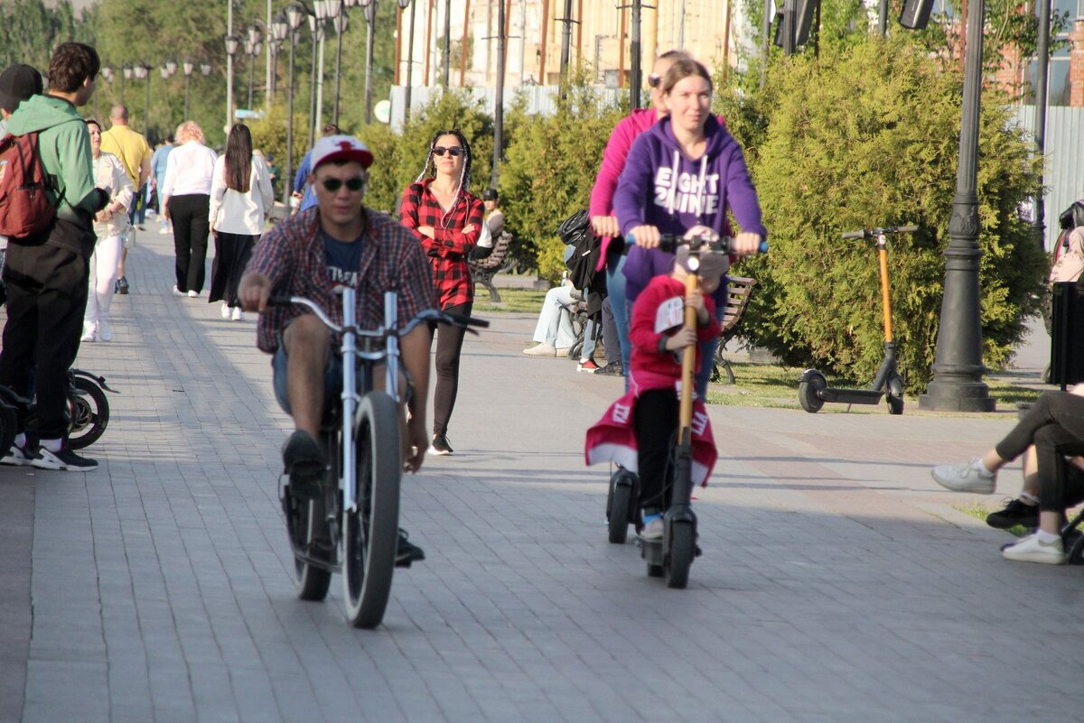 Из-за засилья самокатчиков и других средств передвижения  променад на набережной перестал быть по-южному расслабленным.