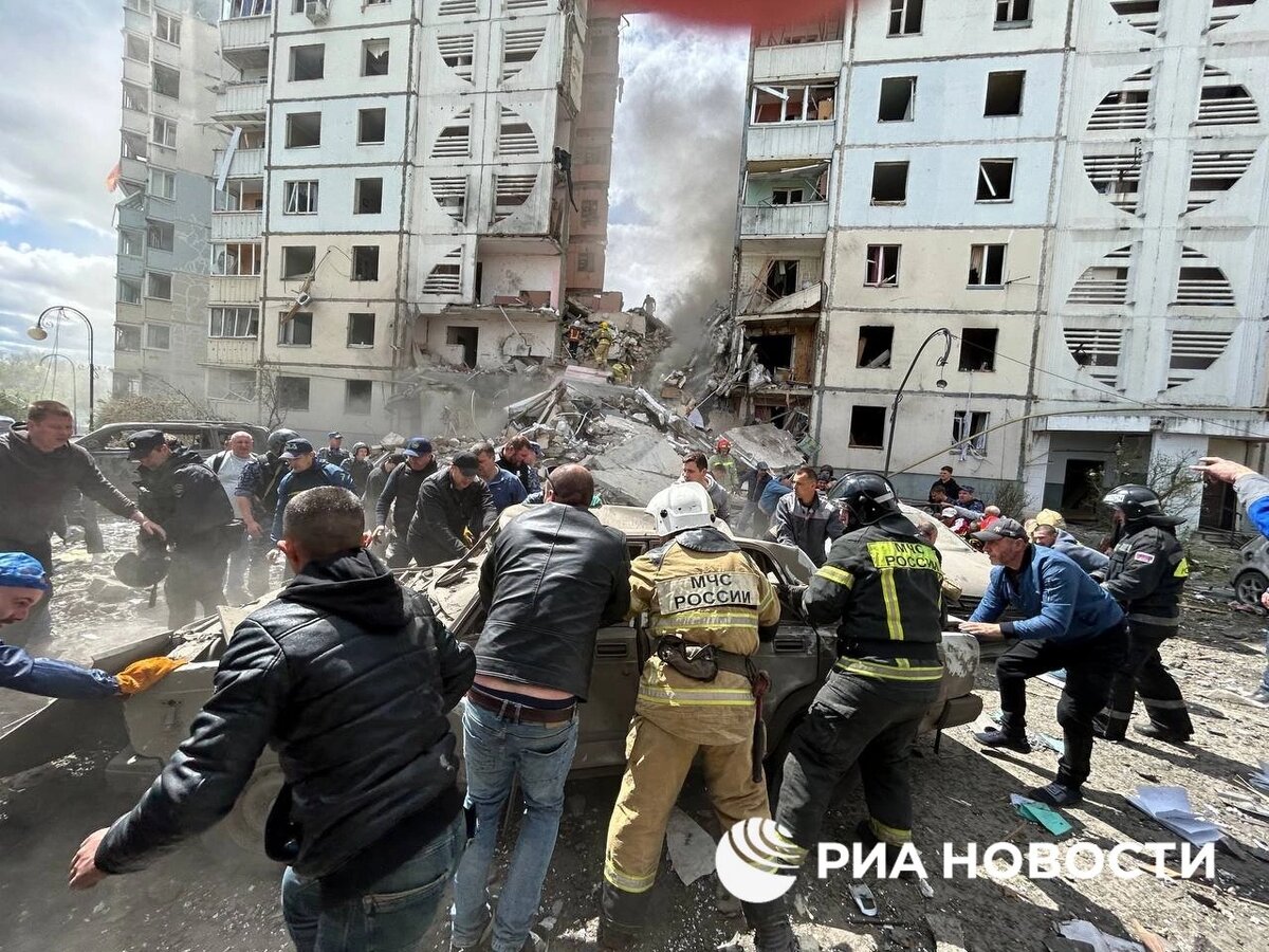    Крыша повреждённого в Белгороде дома обрушилась на спасателей