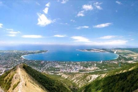 Вид с гор на Геленджик. Фото 60-х из интернета