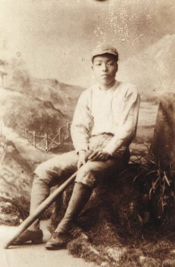 Масаока Сики в возрасте 23 лет позирует в бейсбольной форме с битой