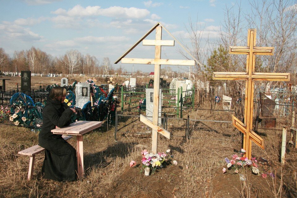    Многие решили посетить места захоронения в теплый выходной день Олег УКЛАДОВ