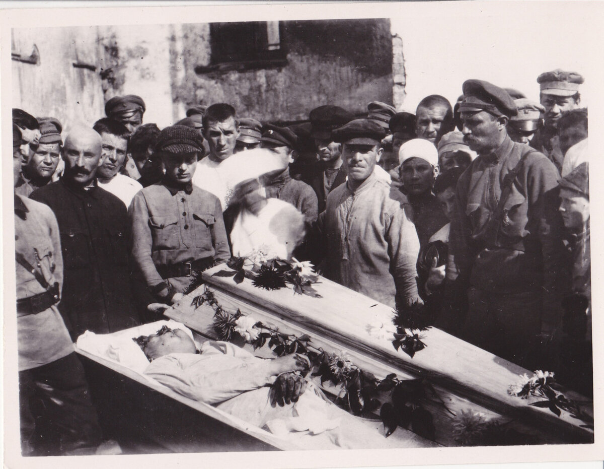 ГАПО. Ф.П-9961. Оп. 1. Д. 2167. Л. 4. Похороны коммунистов, погибших при подавлении белогвардейского мятежа в Невельском уезде. Октябрь 1918 г.