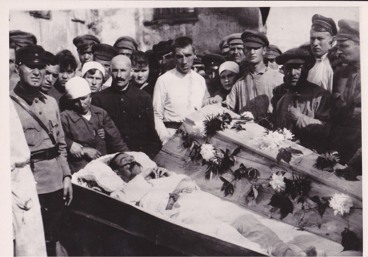 ГАПО. Ф.П-9961. Оп. 1. Д. 2167. Л. 3. Похороны коммунистов, погибших при подавлении белогвардейского мятежа в Невельском уезде. Октябрь 1918 г.