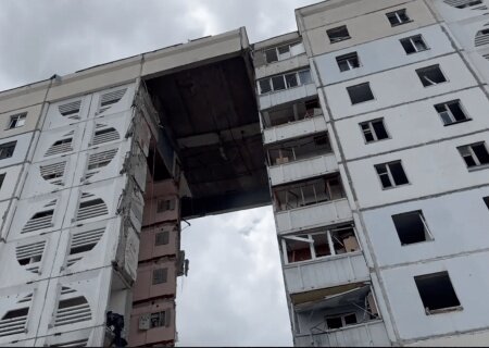    В Белгороде в результате прилёта обрушился подъезд в многоэтажке. Под завалами жильцы дома и спасатели