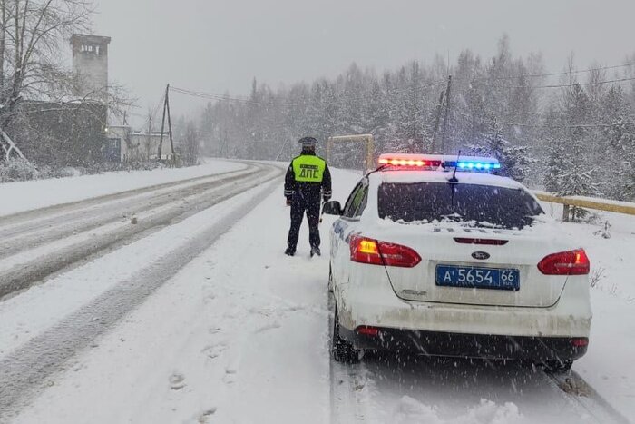 Госавтоинспекция Свердловской области предупреждает автомобилистов об обильном выпадении снежных осадков в северной части региона.