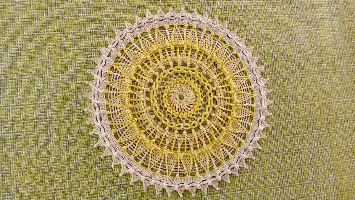 Солнечный ветер, дизайнер Наталья Жукова (для вязания использовались нитки "Мак", "Ирис"). Диаметр салфетки 31 см