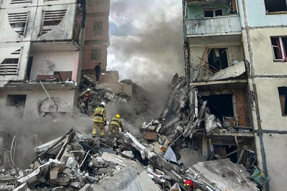 Спасатели МЧС РФ разбирают завалы на месте обрушения подъезда в жилом доме в Белгороде, 12 мая 2024 года    📷