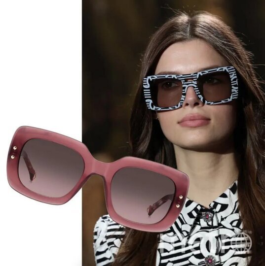    Очки Carolina Herrera (31 000 руб.).