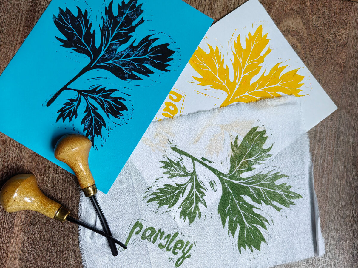 Моя наставница заставила меня самостоятельно нарисовать эскиз для будущей линогравюры. Я выбрала "травяную тему"  - веточку петрушки и укропа. Мы рассмотрели фото и разные изображения этих растений, потом я нарисовала их с учетом всех нюансов, касающихся процесса линогравюры.   