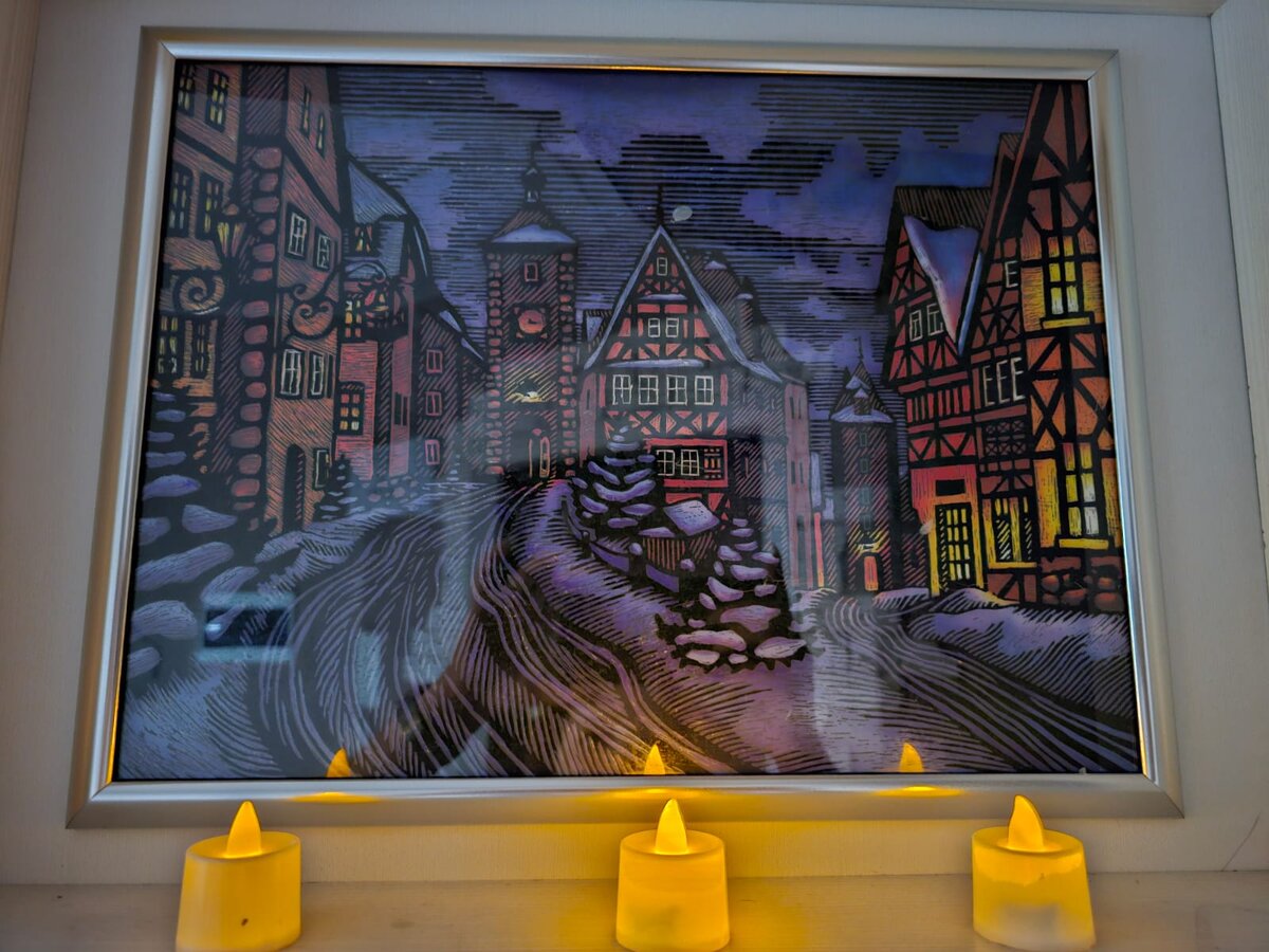 Моя работа в технике "скретчинг": особый вид рисования методом сцарапывания верхнего слоя краски специальным штихелем. Заготовки с любыми изображениями можно купить где угодно: в Детском мире, Фикспрайсе, Леонардо. Очень успокаивает, оттягивает от тяжелых мыслей и суеты. Что важно: задействуется мелкая моторика, которую необходимо не только развивать в нежном детстве, но и активно поддерживать в зрелом возрасте.  
