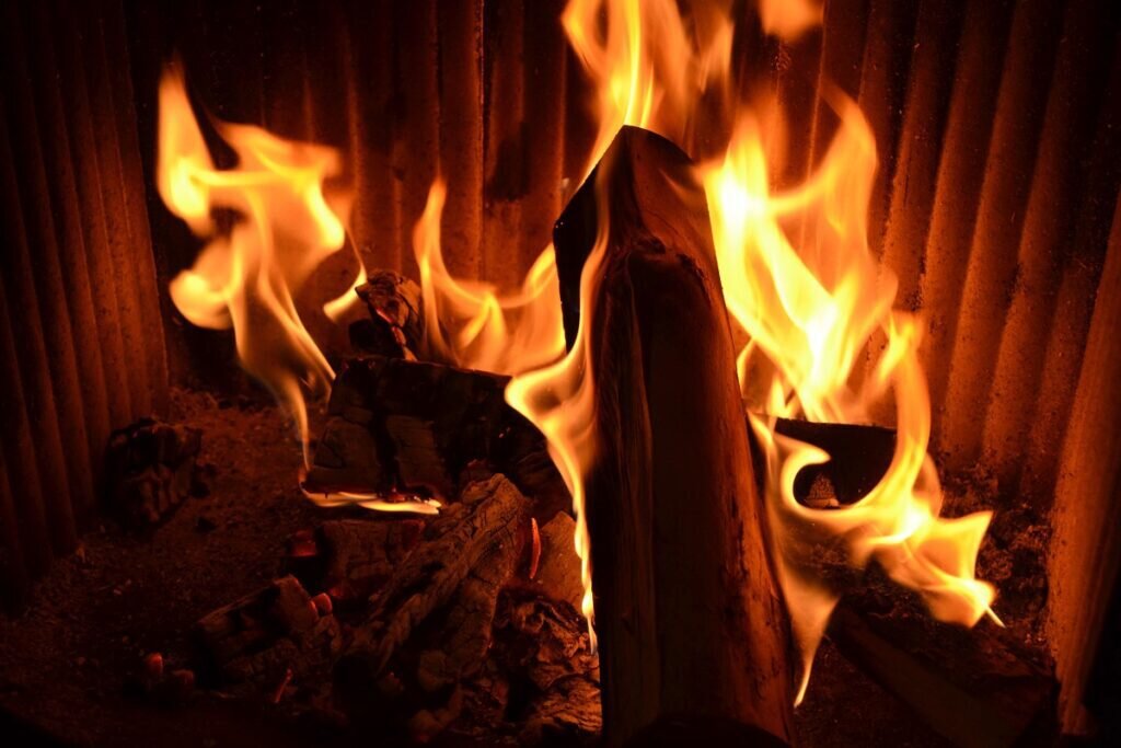 Огонь помогает сжигать старое, и это не только про материальные вещи