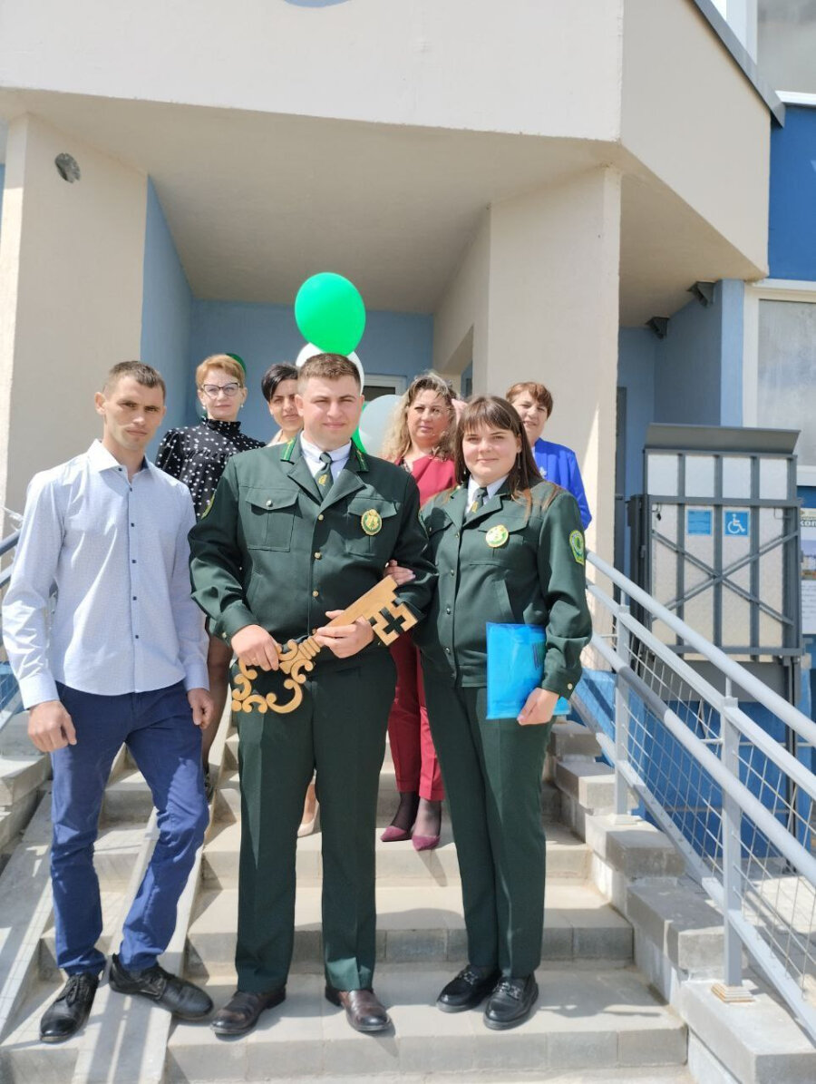     Работникам Копыльского опытного лесхоза вручили ключи от нового арендного жилья