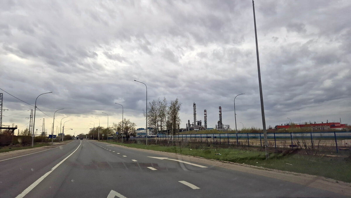 Дорога, ведущая в Дзержинск через Восточную промзону. Справа — трубы компании "Сибур-Нефтехим"