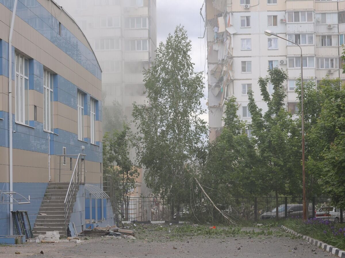    У места обрушения подъезда в жилом доме в Белгороде в результате обстрела ВСУ© РИА Новости / Антон Вергун