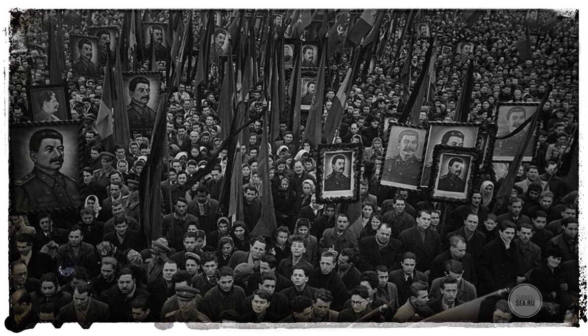 Толпы народа, тысячи портретов. Всенародное горе.