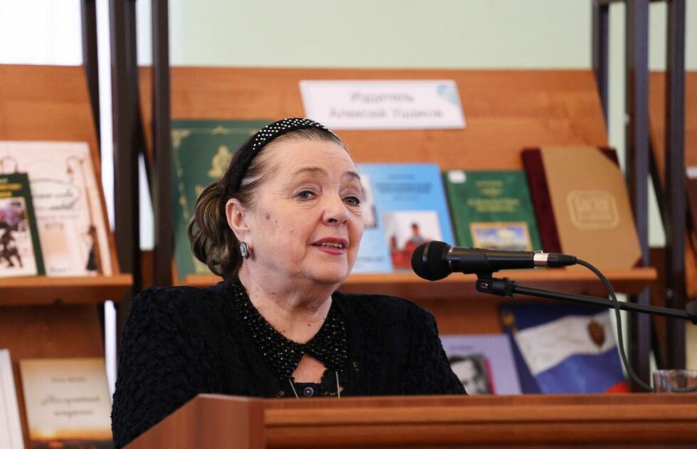 Игорь Руденя поздравил с 83-летием актрису ТАТД Наину Хонину