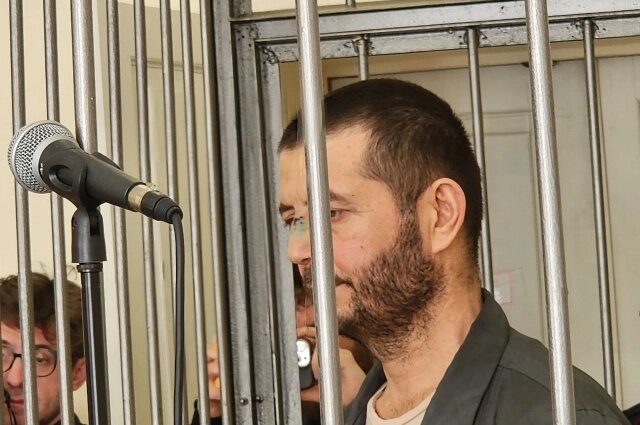    На суд Курбонов пришёл с переводчиком и двумя адвокатами. Фото: Объединенная пресс-служба судов Петербурга