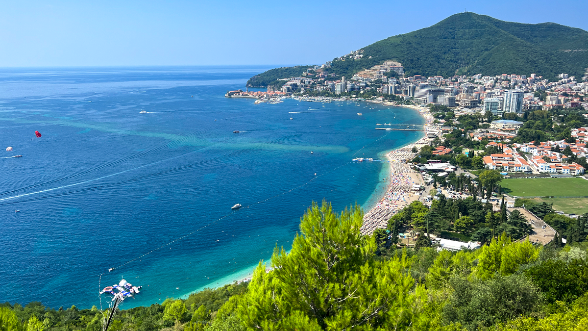 В Будву на машине можно попасть по единственному серпантину, на которой часто образовываются пробки. Фото: Дамир Байманов