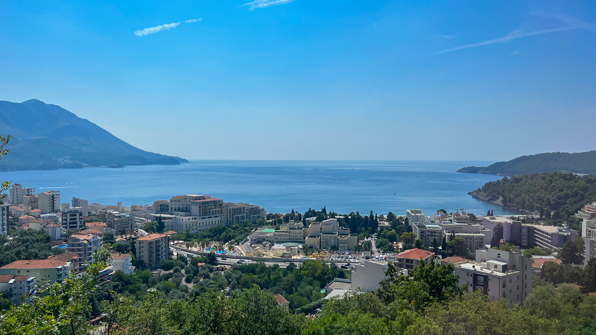 Город находится в живописной бухте.