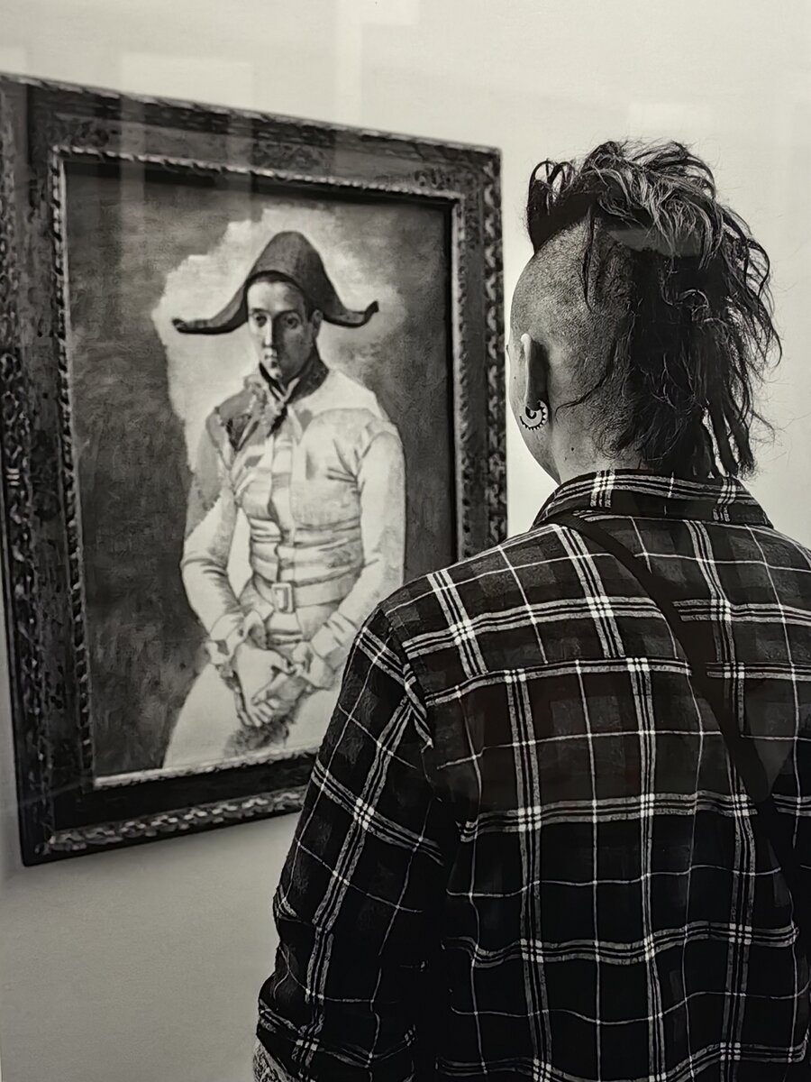 Жерар Юфера. «Центр Помпиду, перед «Арлекином» Пикассо». Париж, январь 2017. Цифровой отпечаток. Собрание МАММ 