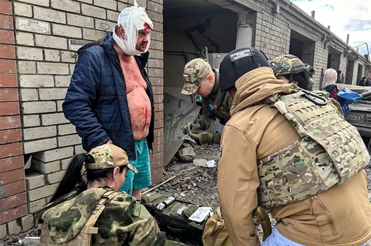    Оказание медицинской помощи пострадавшему на месте обрушения подъезда в жилом доме в Белгороде в результате обстрела ВСУ.