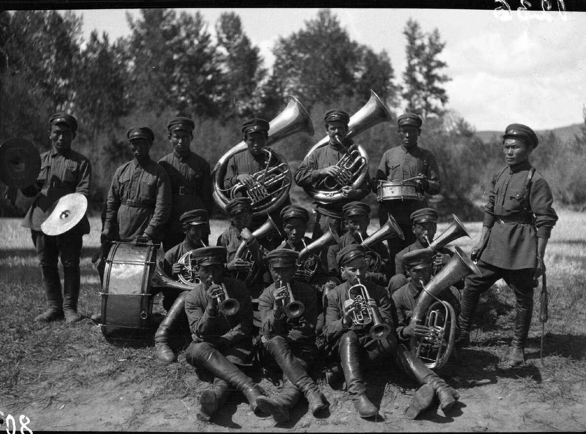 Первый духовой оркестр в Туве. г. Кызыл, 1935 г. Справа Максим Мунзук. В первом ряду, второй справа - первый руководитель духового оркестра в 20 – х годах Семен Григорьевич Коровин.