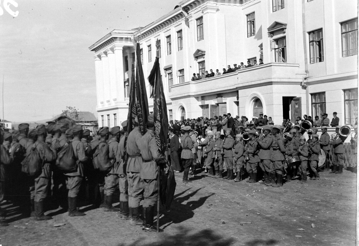 Митинг по случаю отправки на фронт тувинских добровольцев, 1 сентября 1943 г.