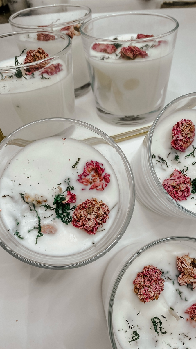 Вот так выглядели наши первые свечи, которые мы поставили на Маркетплейс. Сейчас  мы смотрим на них с оценкой, но их все достаточно быстро раскупили, чему мы были очень рады.🤗