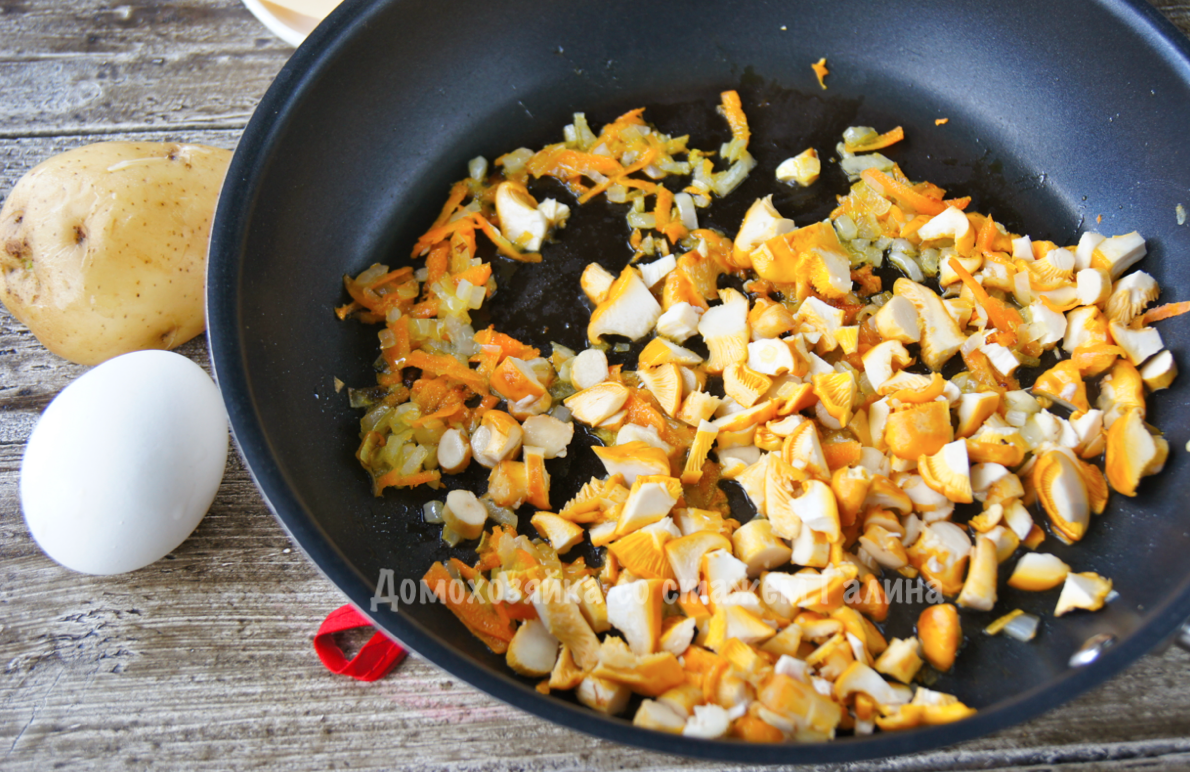 Теплый салат из лисичек с копченной курицей и овощами