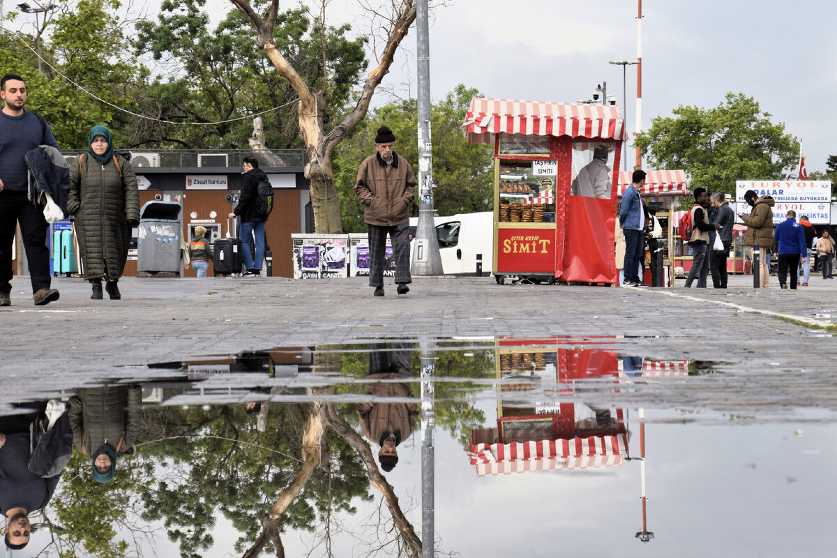 Утренняя суета. Туристы еще не проснулись, а местные жители спешат на работу, перехватив по пути свежий симит