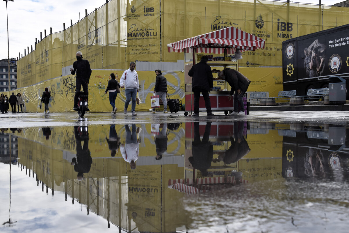 Простите, но фото с лужами будет много)). Мне понравилась "дождливая тема". Желтой сеткой затянуто историческое здание театра Халдуна Танера, которое уже очень давно на реставрации. Ждем-с