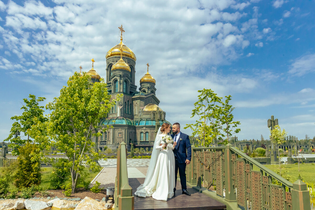 Выездная церемония брака в живописных местах становится все более популярным выбором среди молодоженов! Теплая погода дает более широкие возможности выбора площадки для торжества.