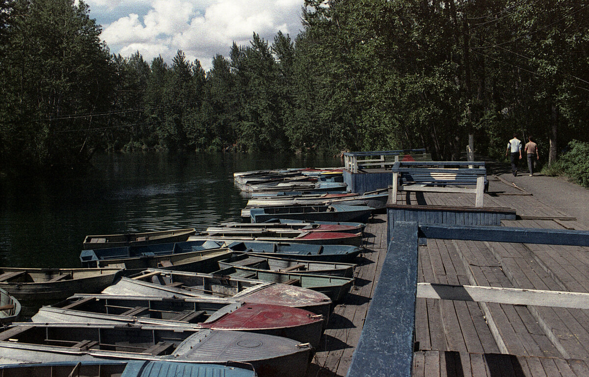 Лодочная станция в парке – излюбленное место горожан и гостей столицы. Сегодня лодки-казанки ушли в прошлое, все желающие катаются на катамаранах и современных, более комфортных лодках.