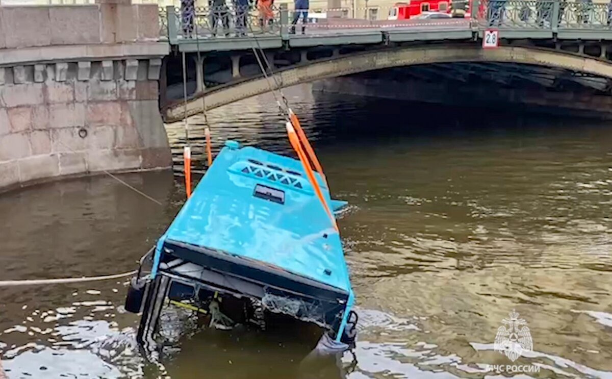 Водитель, утопивший автобус в Питере, кается — а людей не вернуть | Туризм  и путешествия - Travel247 | Дзен