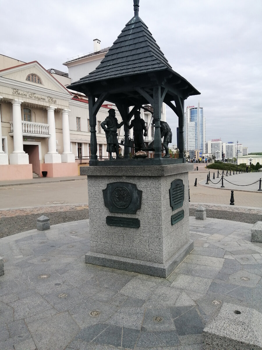 Сюжет взвешивания "денег". Кто знает зачем? И почему мешочек с монетами натерт до блеска? Минск, фото автора.