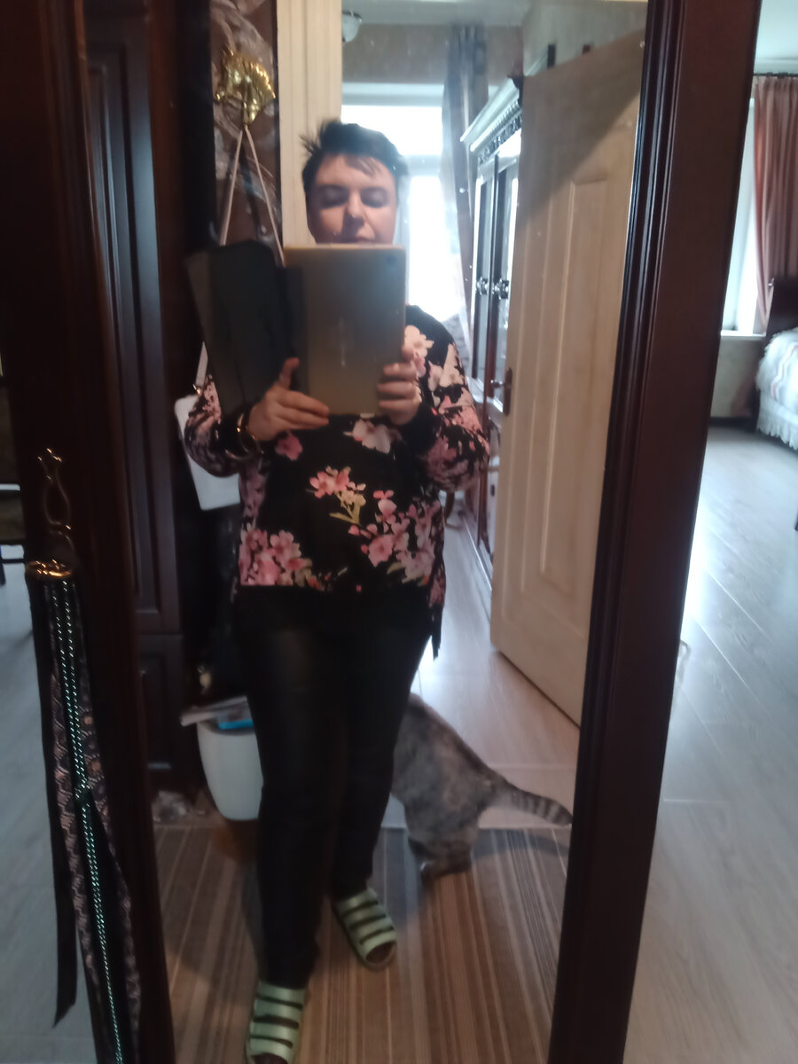 Афтар дома. В хорошем настроении и с любимым волшебным животным - помощником. Только что сброшены шапка и пальто.