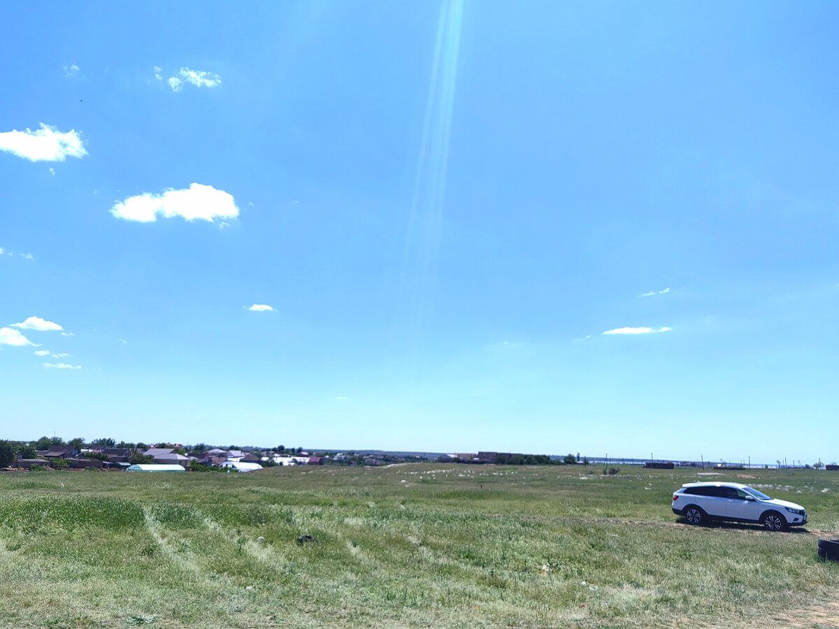 Вид с кладбища на село и кромку моря