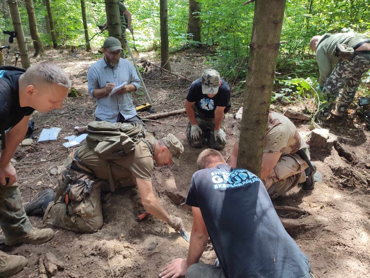 Археологи из Свентокшиской исследовательской группы проводят раскопки в Еленевском горном массиве (июнь 2022 год).