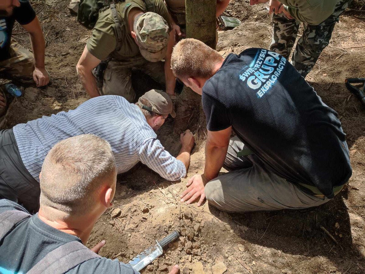 Археологи из Свентокшиской исследовательской группы проводили раскопки в Еленевском горном массиве, расположенном на юге центральной части Польши.-2-3