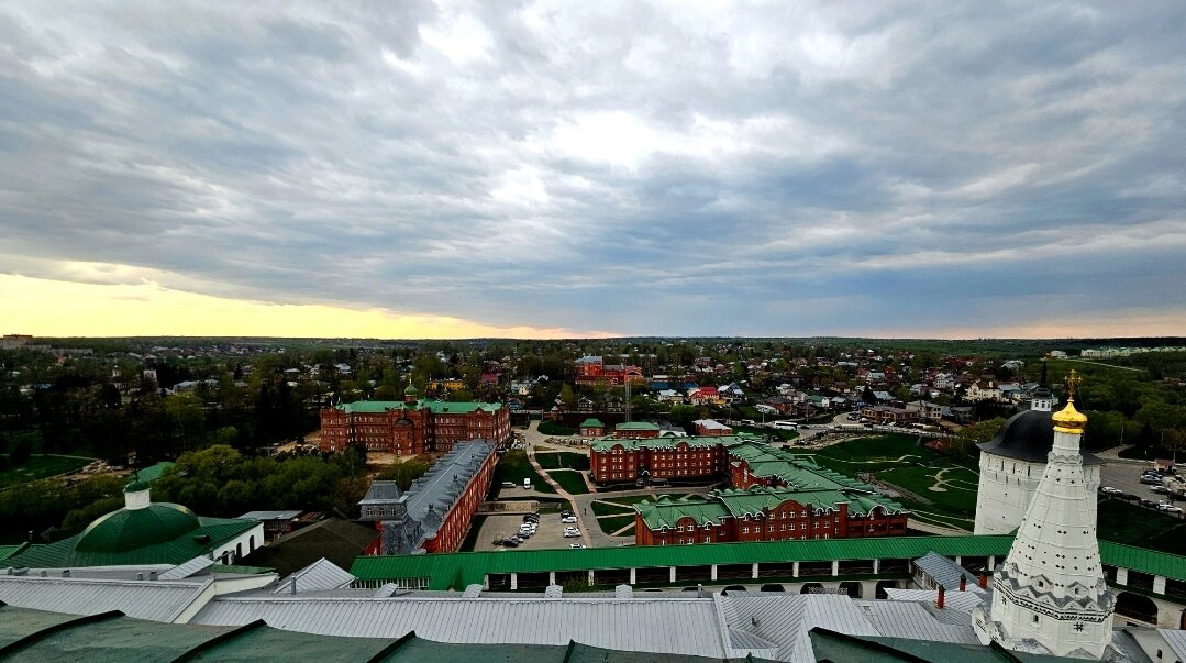 Вид с колокольни в Троице-Сергиевой Лавре. Перед нами длинное здание слава: Переходный корпус (1895-1896 год постройки); за ним - Больница-богадельня (1893-1896 год постройки), в которой располагается Московская духовная академия; П-образный корпус справа - Общежитие Московской духовной академии.
