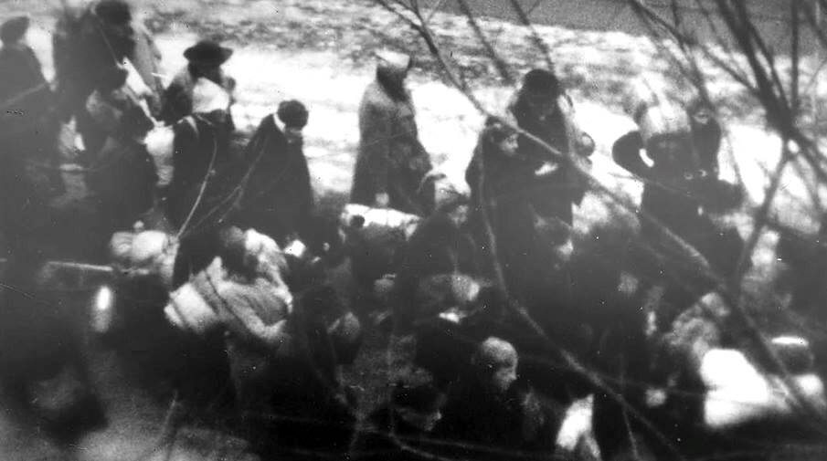 Узников Рижского гетто гонят на расстрел в Румбулу. Фото, сделанное  неизвестным фотографом 8 декабря 1941 года  
