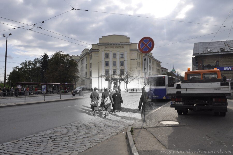 ул. Гоголя. Узники гетто возвращаются с работ. После 29 ноября 1941 г. работоспособных мужчин отделили от семей в т.н. «малом гетто».