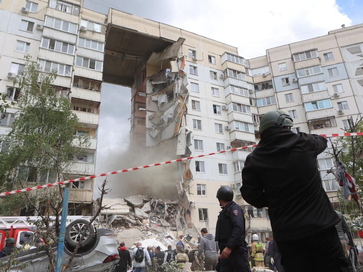    На месте обрушения подъезда в жилом доме в Белгороде в результате обстрела ВСУ© РИА Новости / Антон Вергун